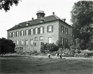 <p>Foto van de achterzijde van Huis Sevenaer in 1955 (RCE beeldbank). </p>
